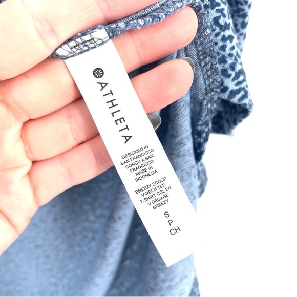 ATHLETA BLUE MICRO CHEETAH V-NECK SHORT SLEEVE BREEZY TEE SHIRT - Picture 8 of 9